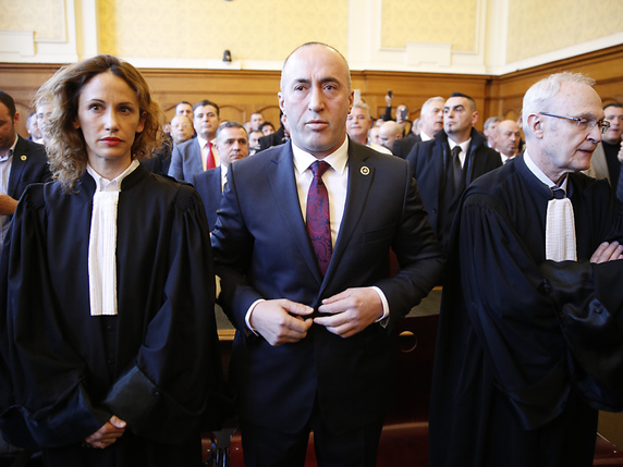 Ramush Haradinaj (au centre) avait été interpellé le 4 janvier par la police française à son arrivée sur le territoire français, via l'aéroport franco-suisse de Bâle-Mulhouse. Il s'est dit victime de "persécution politique" (archives). © KEYSTONE/AP/JEAN-FRANCOIS BADIAS