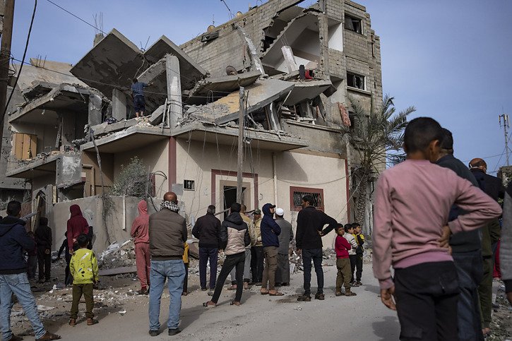 Le ministère de la Santé du Hamas a fait état de 66 morts à Gaza au cours de la nuit de mercredi à jeudi. Ici, des Palestiniens cherchent des survivants après une attaque israélienne sur l'enclave. © KEYSTONE/AP/Fatima Shbair